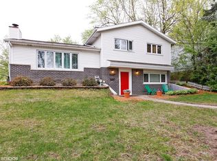 8913 Sycamore Dr, Hickory Hills, IL 60457