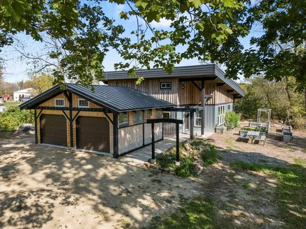 848 Storytown Rd, Brooklyn, WI 53521