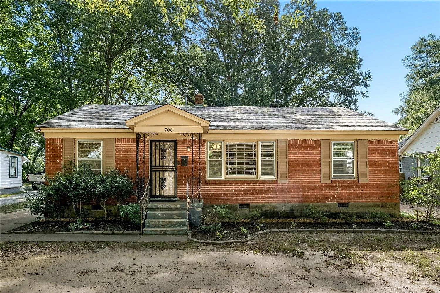 3 bed, 1.0 bath, 1189 sqft, $1,300 — Photo 1