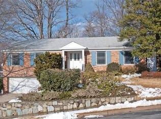 4140 27th St N, Arlington, VA 22207