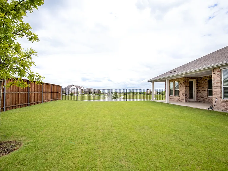 715 Parkside Dr — Photo 30