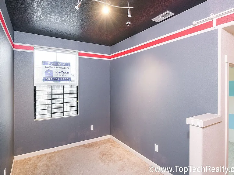 477 NW Edgeway Dr — Photo 17
