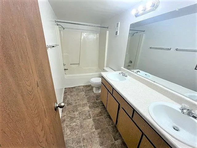 Charter Oaks Apartments — Photo 192