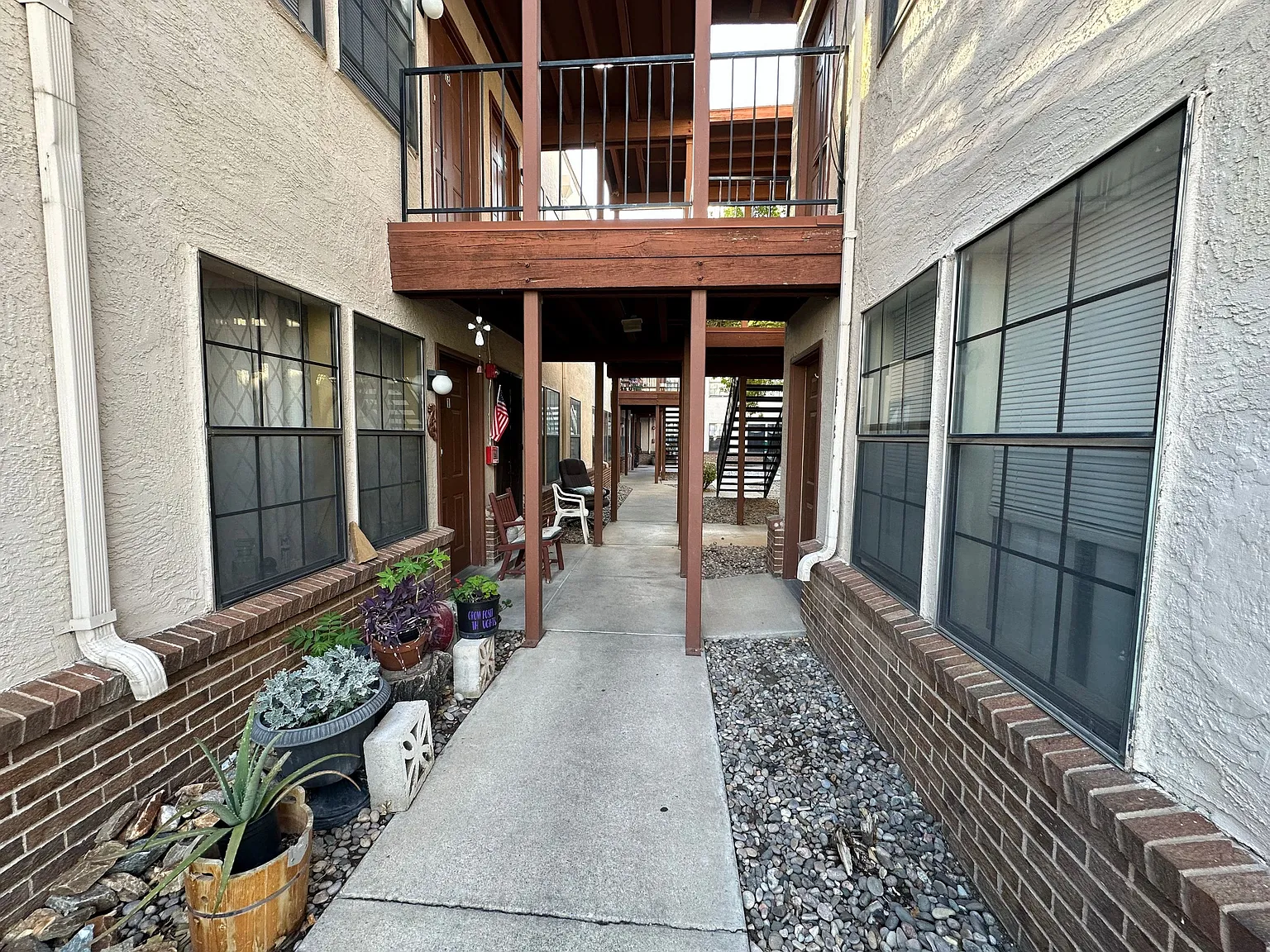 Updated Downtown 1 Bed w/ free WIFI & Gated Parking — Photo 3