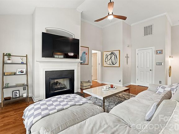 3rd image of 15329 Jade St