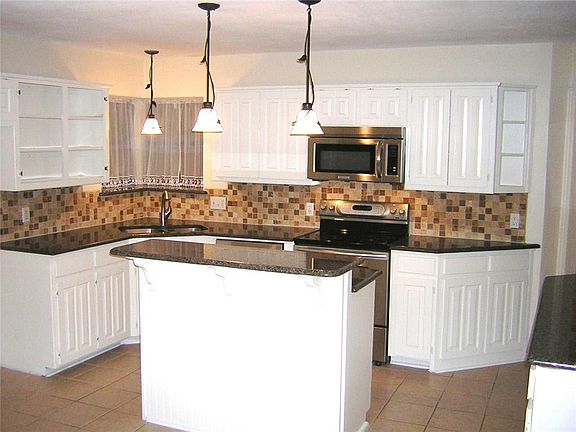 5th image of 2216 Woodview Dr