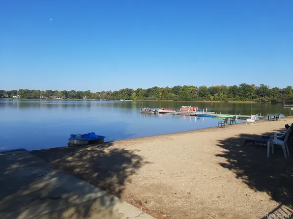 2021 Klingensmith Rd Unit 87, Bloomfield Hills, MI 48302