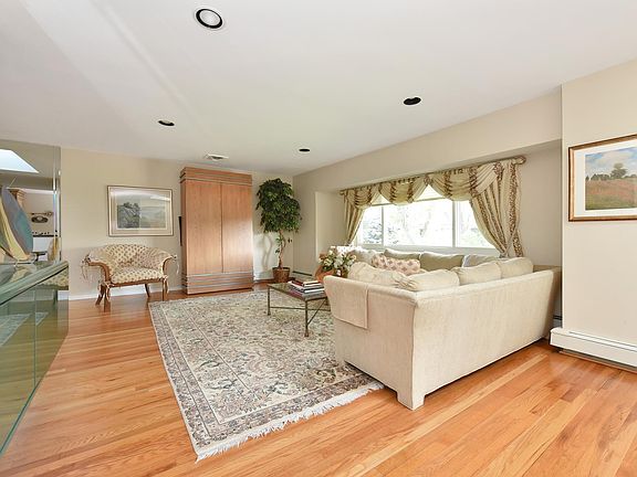 3rd image of 32 Beatrice Ln