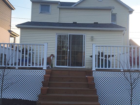Rear porch w/ Vinyl