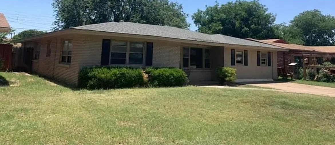 5 bed, 2500 sqft, $1,950 — Photo 1