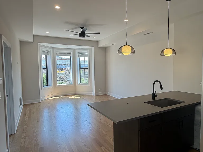 3354 N Sheffield Ave — Photo 5