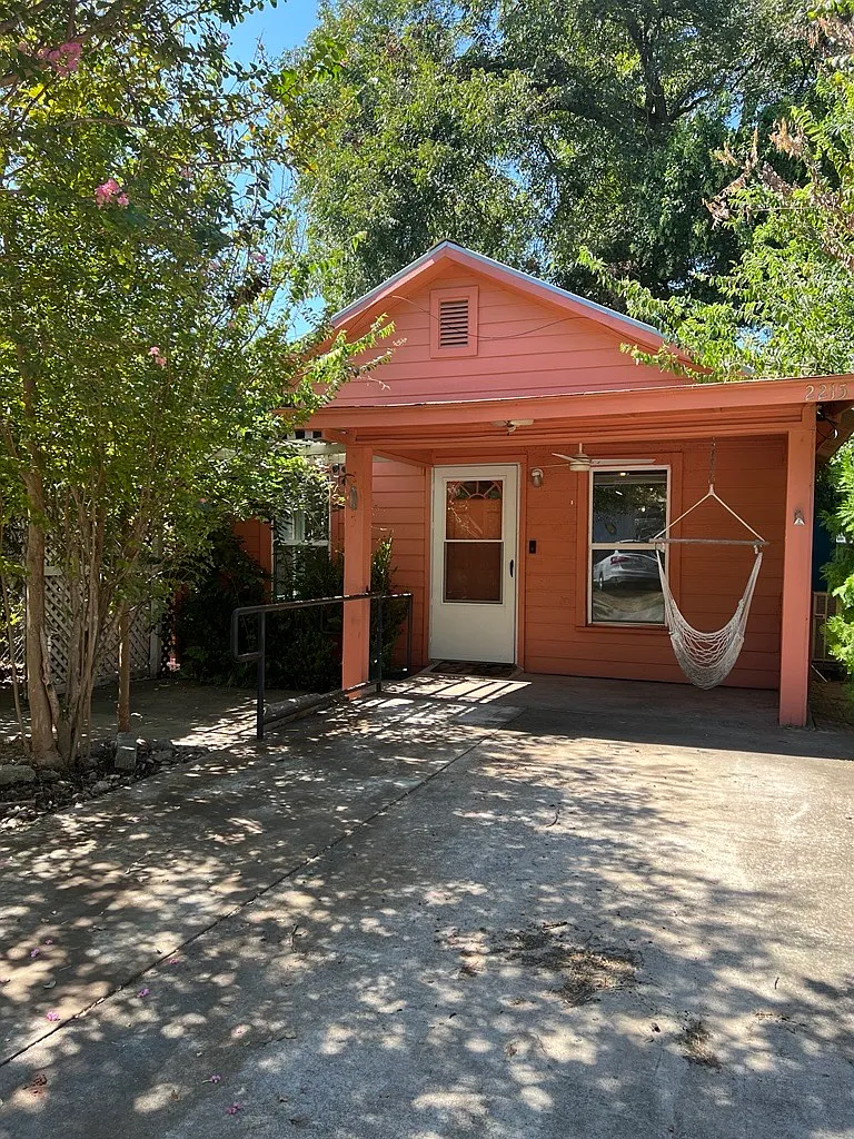 2215 Garden St — Photo 2