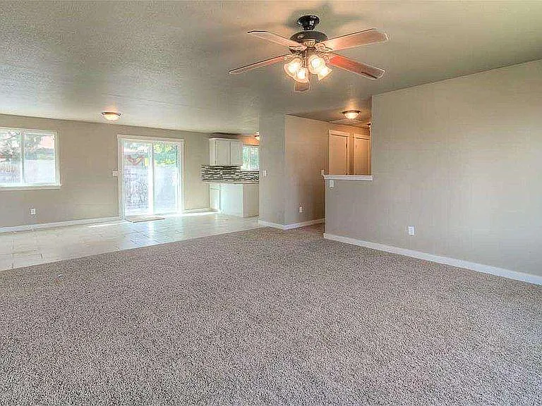 1185 E Chateau Dr — Photo 4