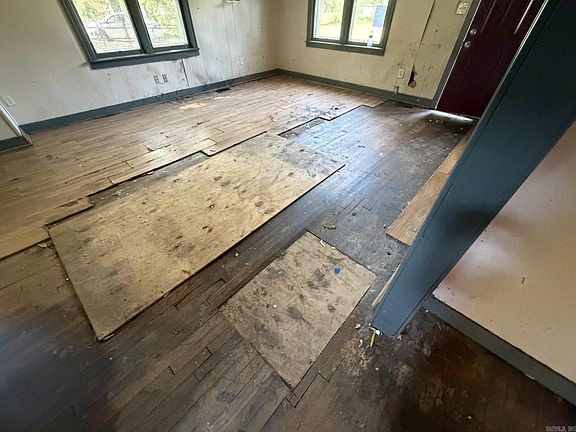 4th image of 903 Owen St