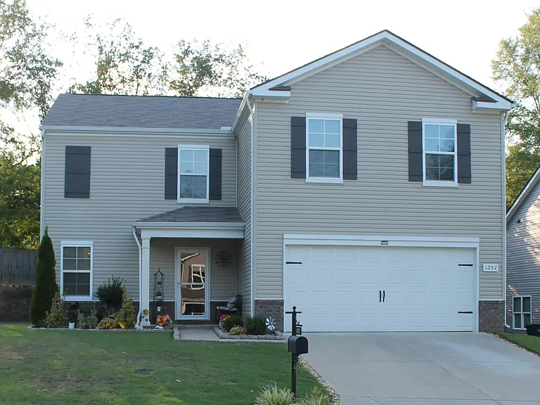 1252 Oxford Village Cv — Photo 1
