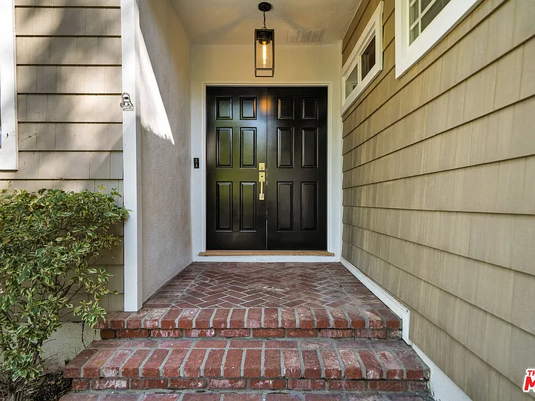 1758 Clear View Dr — Photo 4