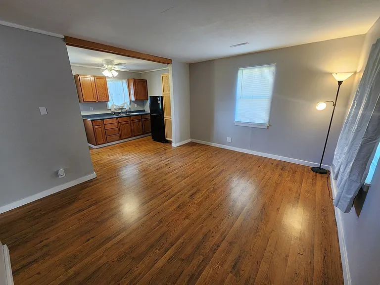 201 SW Sanneman Dr — Photo 3