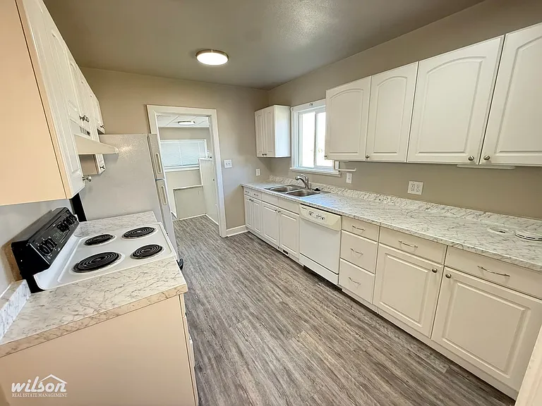 2605 W Lincoln Ave — Photo 4