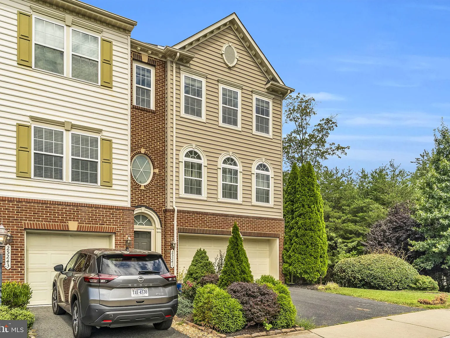 3 bed, 3.0 bath, 2889 sqft, $3,500 — Photo 1