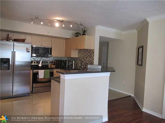 5th image of 809 Villa Cir #809