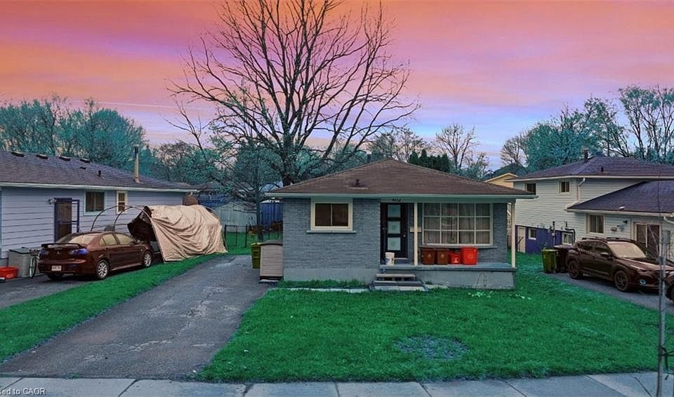 1st image of 402 Midwood Cres