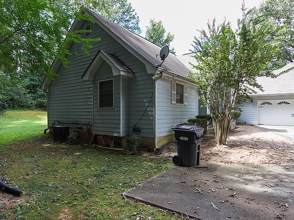 3rd image of 605 Willow Ct SE