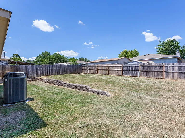 10216 Aurora Dr — Photo 15