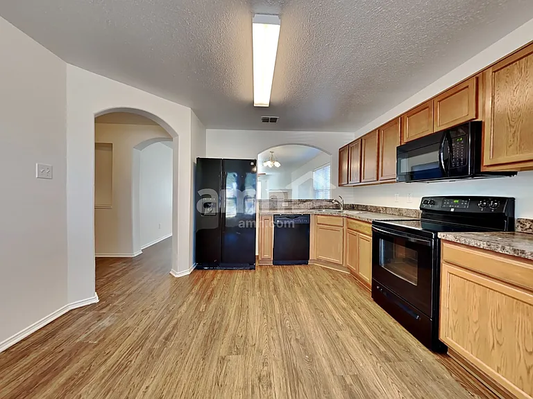 205 Arrowhead Dr — Photo 3