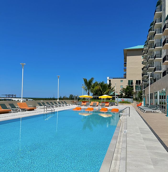 Lounge in the Pool