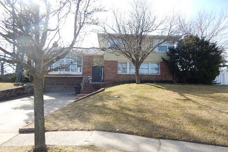 1st image of 325 Buckingham Ct