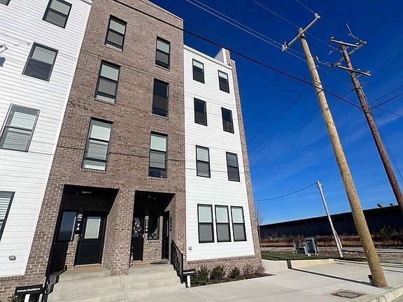 2nd image of 1900 Roseneath Rd #10B