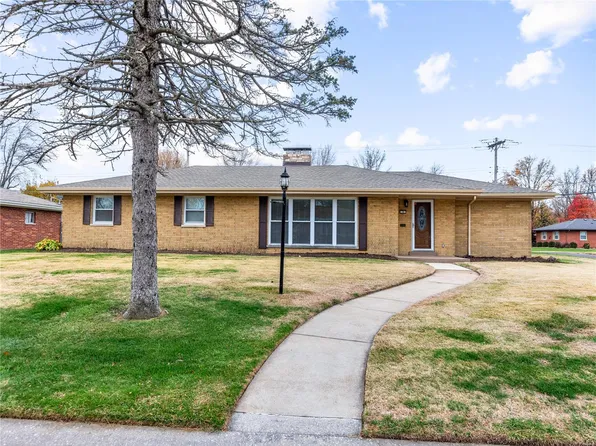 38 Winchester Dr, Belleville, IL 62223