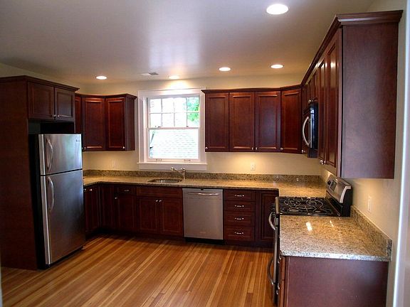 Beautiful Eat-In Kitchen
