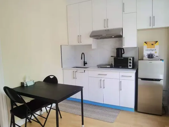 7318 Ontario St, Vancouver, BC V5X 3B8