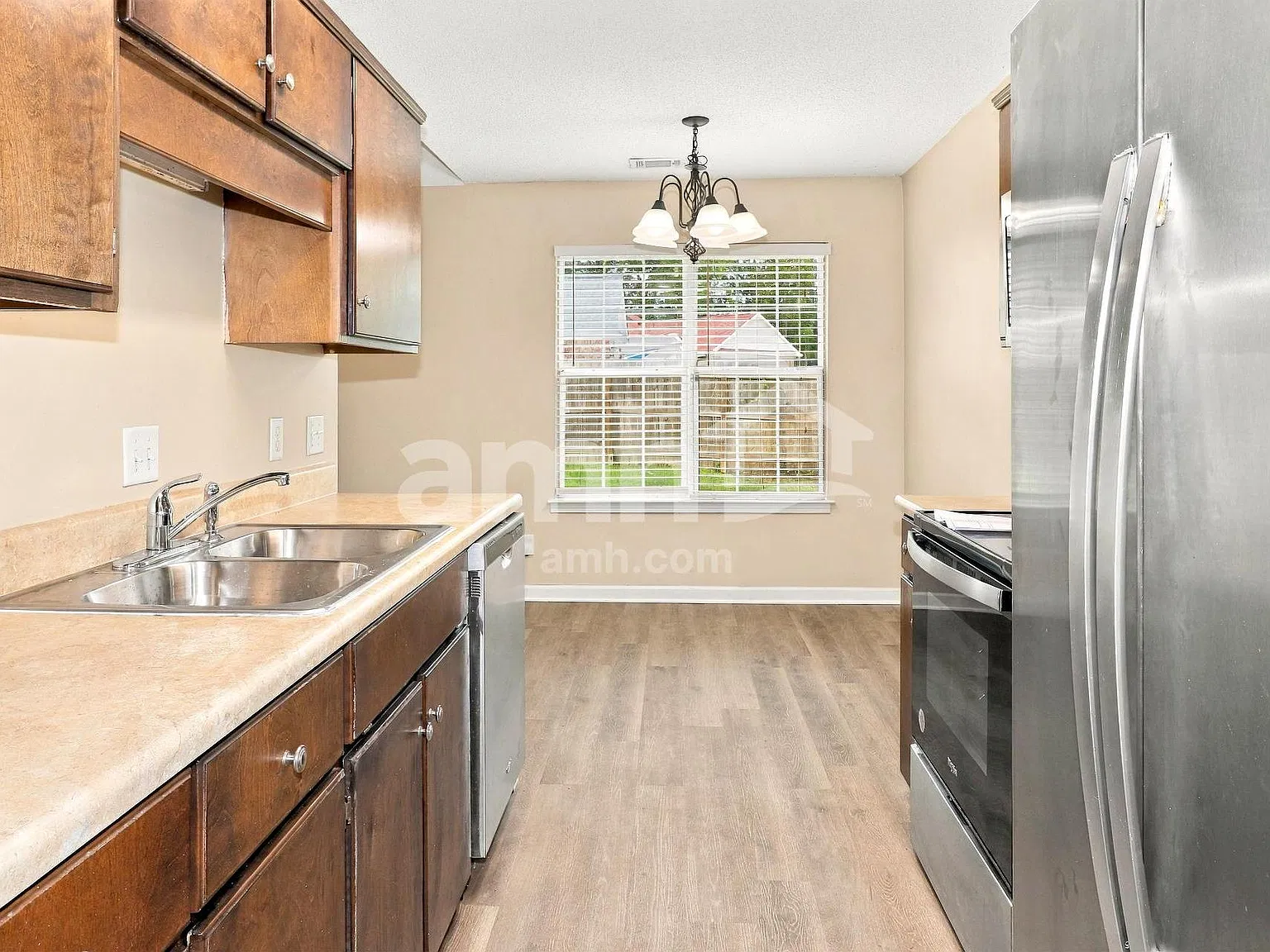 3 bed, 2.0 bath, 1327 sqft, $1,975 — Photo 4