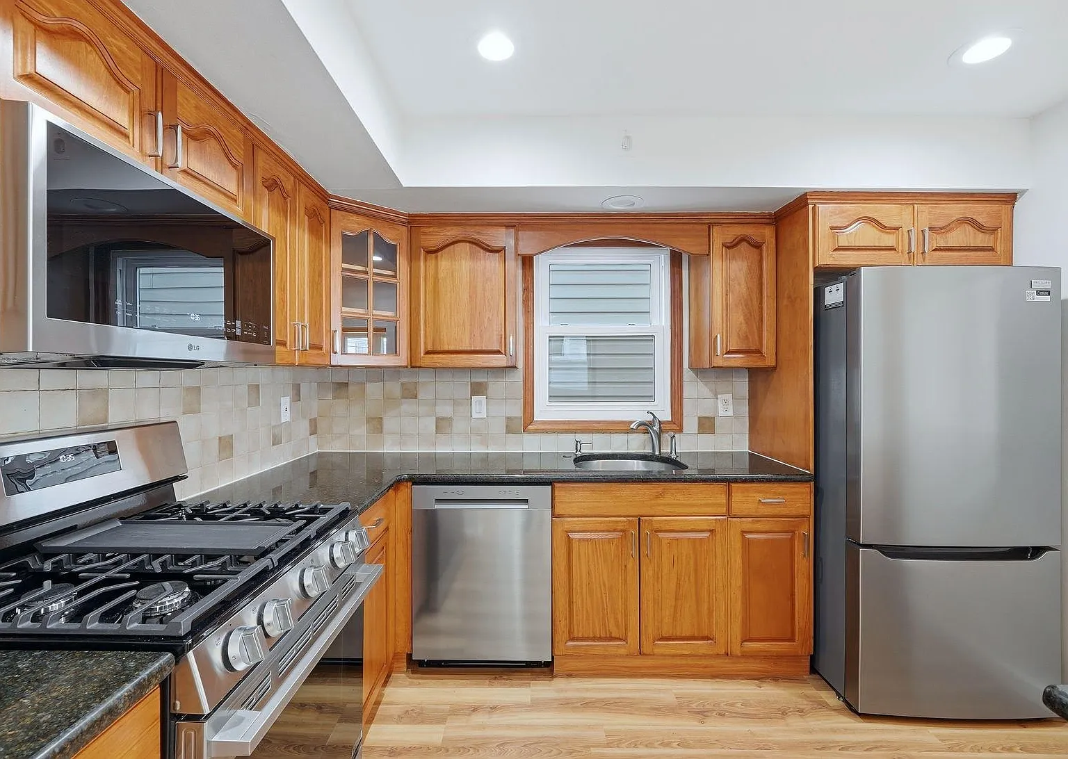 3 bed, 2.0 bath, $3,200 — Photo 4