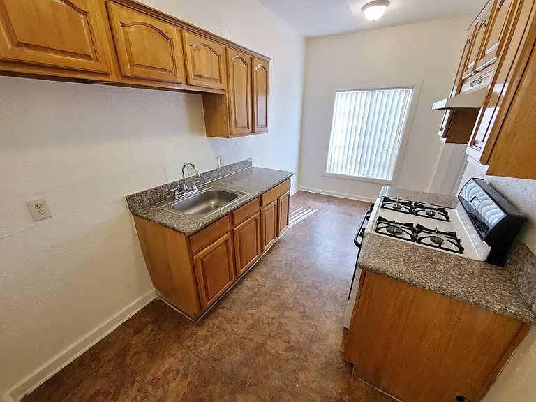 1124 Huntington Dr #H — Photo 8