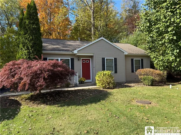 18 Middlesex Dr, Fredonia, NY 14063