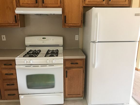 Kitchen with full appliances