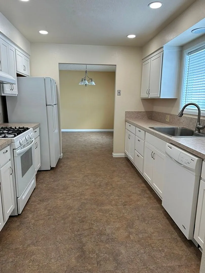 Large home with additional garage! — Photo 2