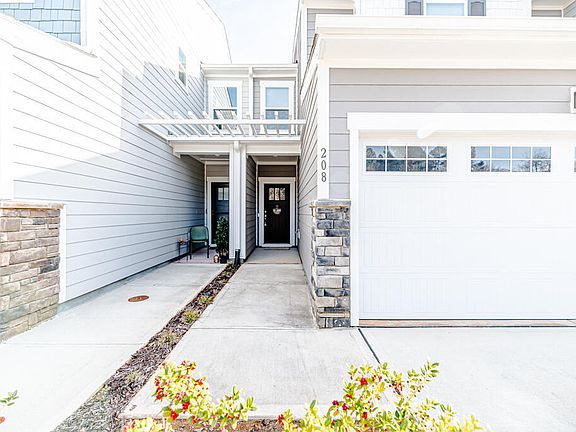 3rd image of 208 Golden Gate Ln
