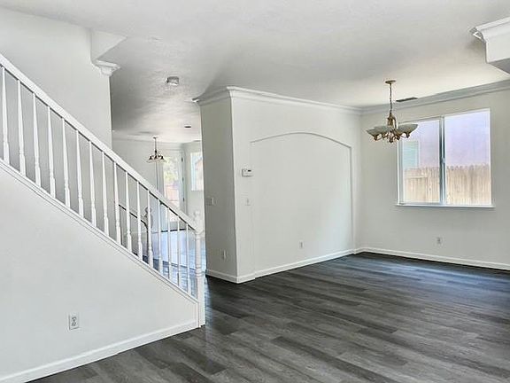 3rd image of 695 Queensland Cir