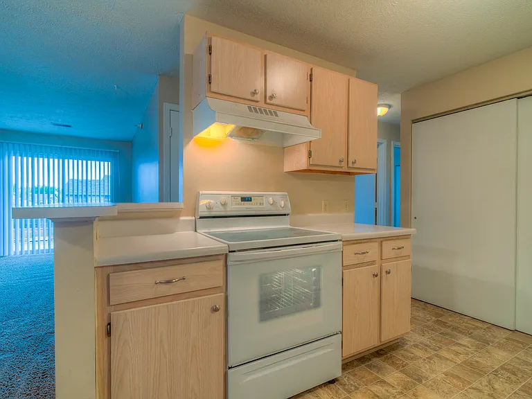 Cambridge Apartments — Photo 15