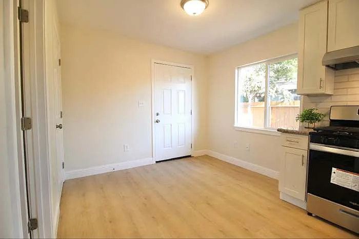 1346 N Safford Ave — Photo 8