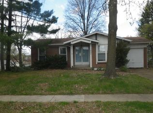 1495 El Centro Dr, Florissant, MO 63031