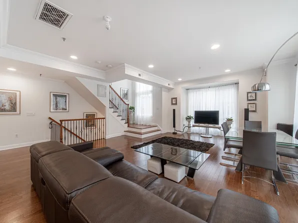 11 Washington Place image 2 of 19