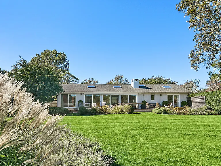 9 S Pond Rd — Photo 2