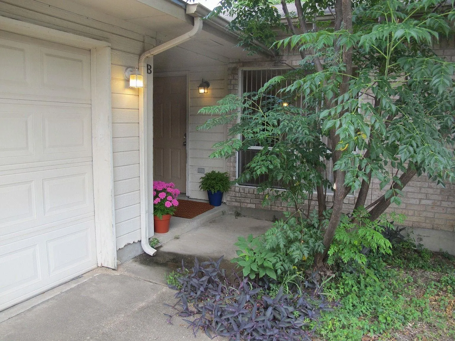 3 bed, 2.0 bath, 1105 sqft, $1,625 — Photo 2
