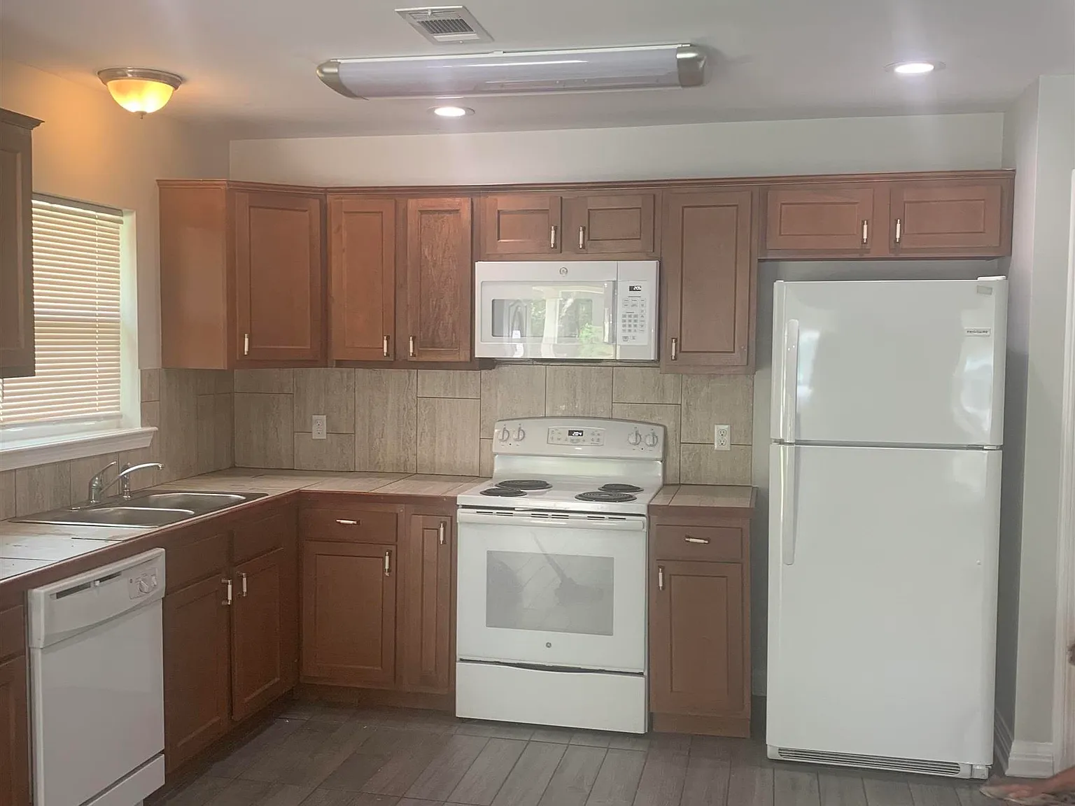 2 bed, 1000 sqft, $1,175 — Photo 4