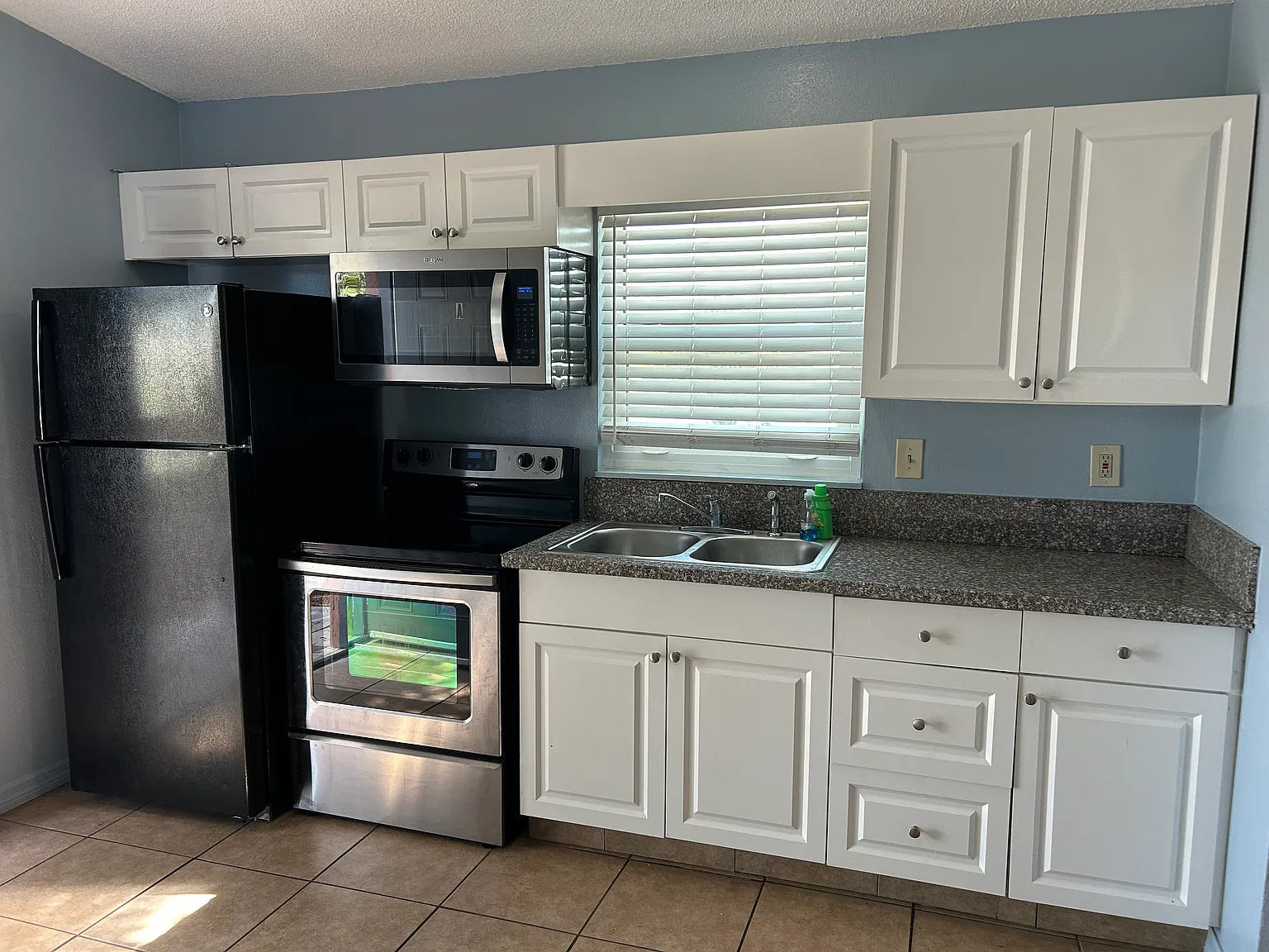 2 bed, 900 sqft, $1,650 — Photo 2